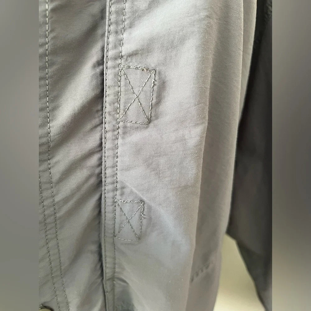EUC Men's Mountain Hardware Gray shirt - Picture 4 of 16